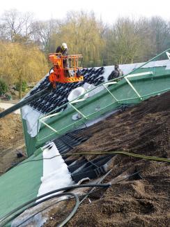 The materials for the system build-up were lifted onto the roof using a cherry picker just-in-time and were used immediately. © ZinCo / Van der Tol Materials for the green roof system build-up are lifted onto the roof